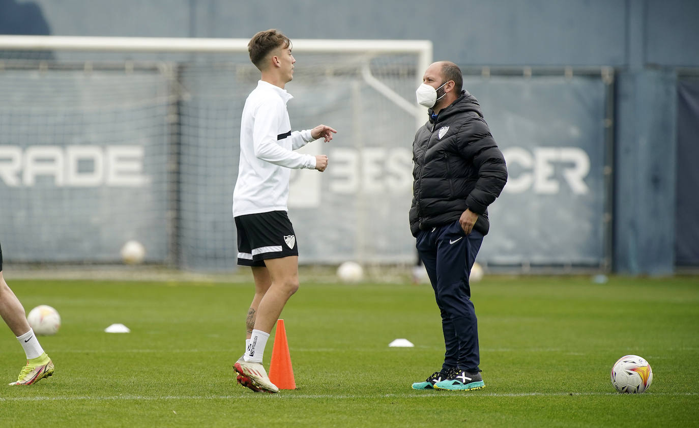 El equipo se entrena en ambiente muy positivo tras la imagen contra el Sporting mientras que los jugadores tocados como Juande, Chavarría o Antoñín, apuran para estar disponibles en la reanudación de la competición.