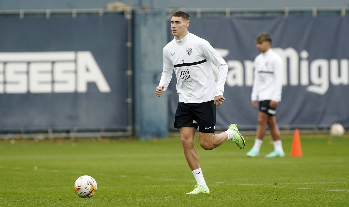 El equipo se entrena en ambiente muy positivo tras la imagen contra el Sporting mientras que los jugadores tocados como Juande, Chavarría o Antoñín, apuran para estar disponibles en la reanudación de la competición.