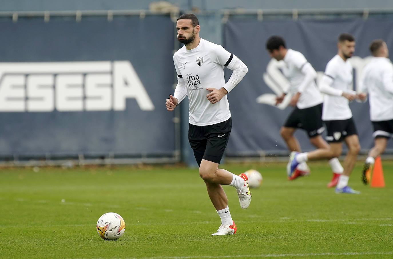 El equipo se entrena en ambiente muy positivo tras la imagen contra el Sporting mientras que los jugadores tocados como Juande, Chavarría o Antoñín, apuran para estar disponibles en la reanudación de la competición.