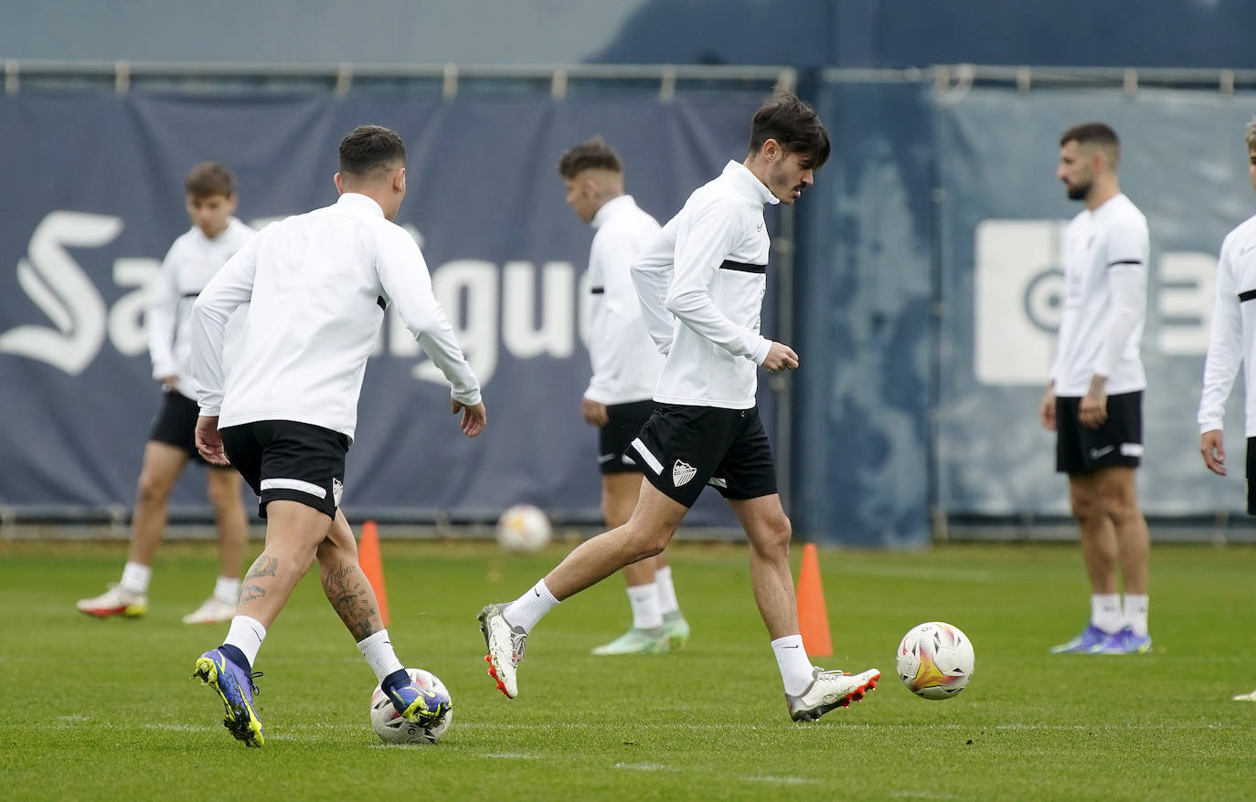 El equipo se entrena en ambiente muy positivo tras la imagen contra el Sporting mientras que los jugadores tocados como Juande, Chavarría o Antoñín, apuran para estar disponibles en la reanudación de la competición.