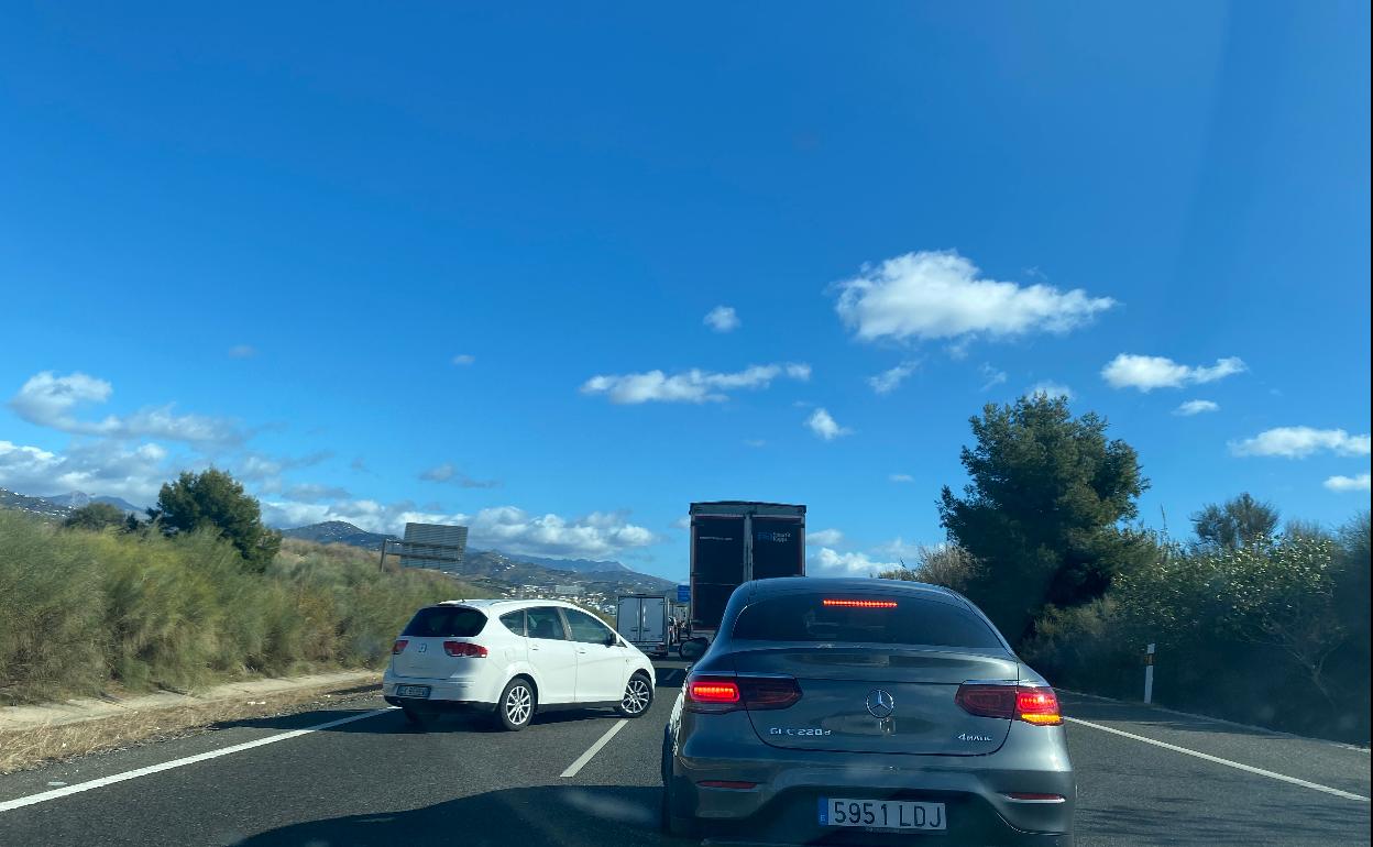 Atasco en la autovía a la altura del semienlace de Caleta de Vélez por un accidente en diciembre de 2020. 