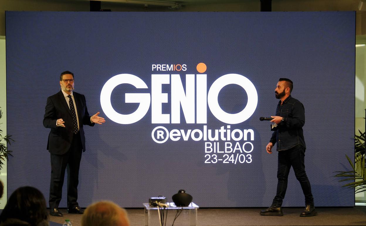 El Director General CMVocento, Rafael Martínez de Vega, junto al director creativo de Vocento, durante la presentación de la XV Edición de los Premios Genio. 