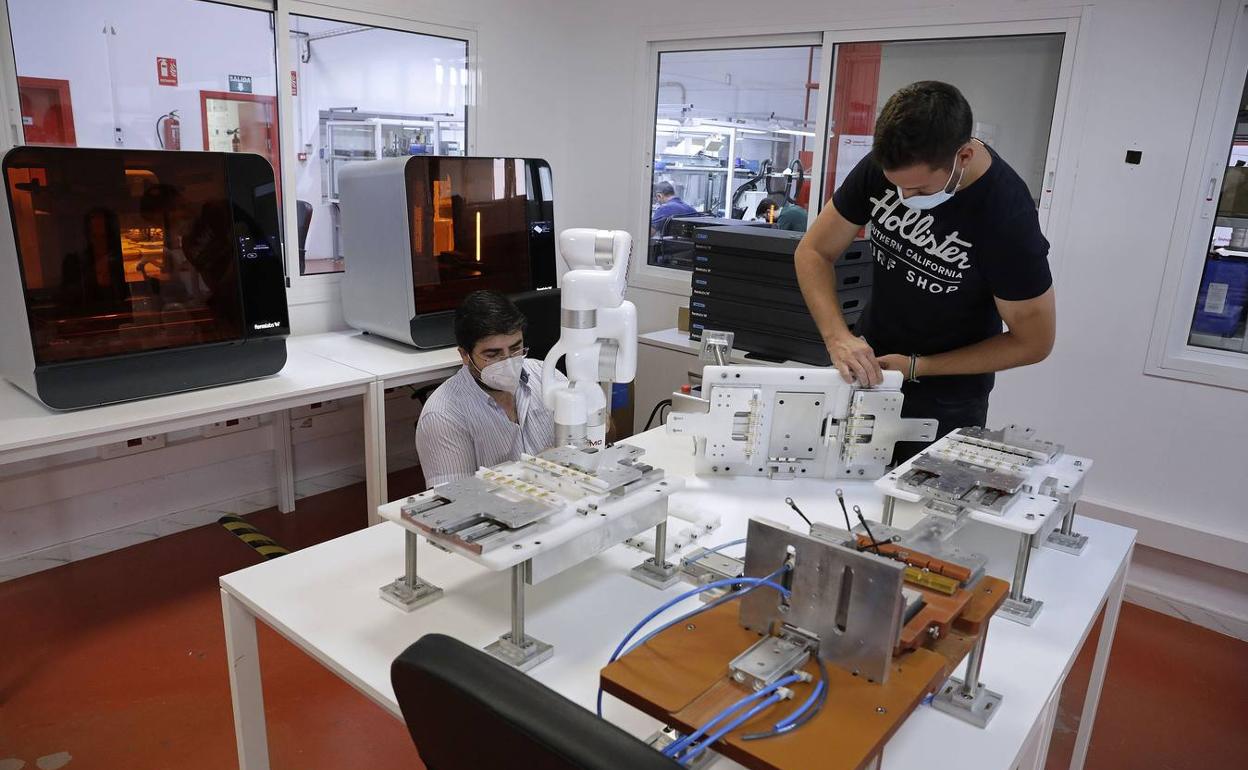 Trabajadores de la empresa malagueña Premo, especializada en microelectrónica. 