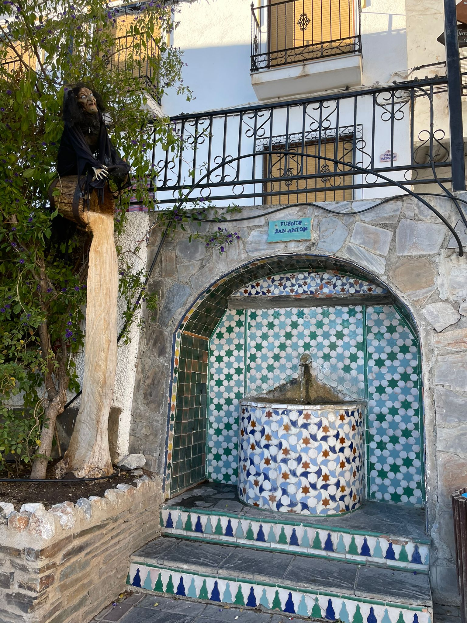 En la Alpujarra alta granadina, en pleno Parque Natural y Nacional en la cara sur de Sierra Nevada, se esconde este pequeño pueblo blanco con una larga tradición ligada a la brujería 