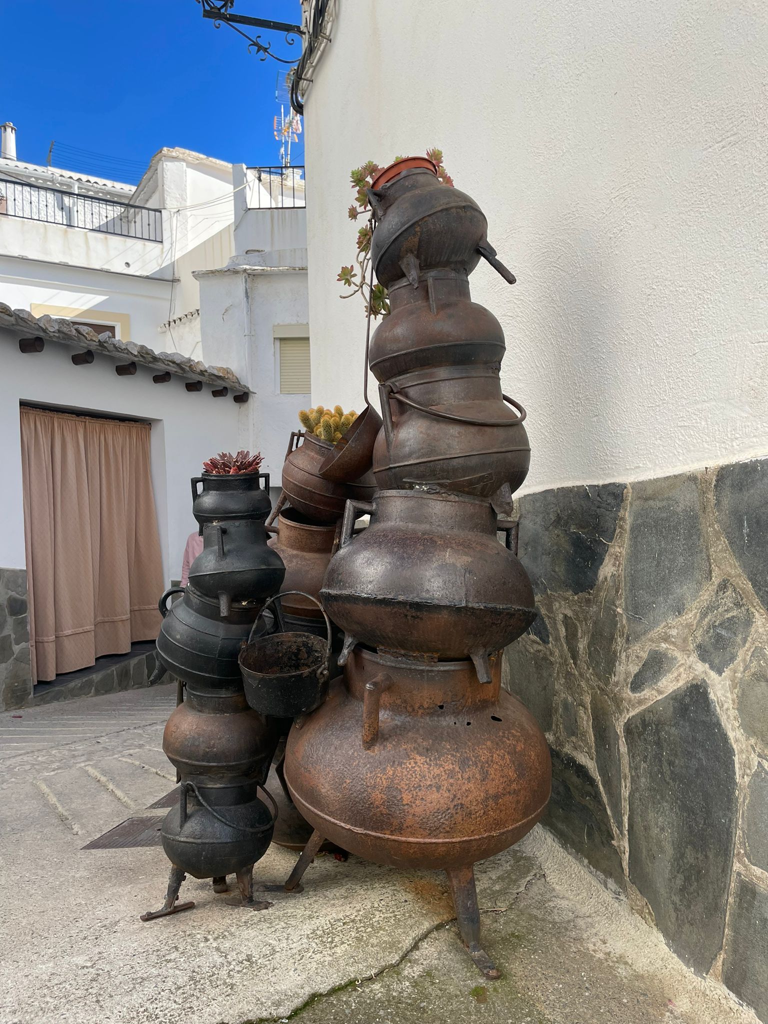 En la Alpujarra alta granadina, en pleno Parque Natural y Nacional en la cara sur de Sierra Nevada, se esconde este pequeño pueblo blanco con una larga tradición ligada a la brujería 