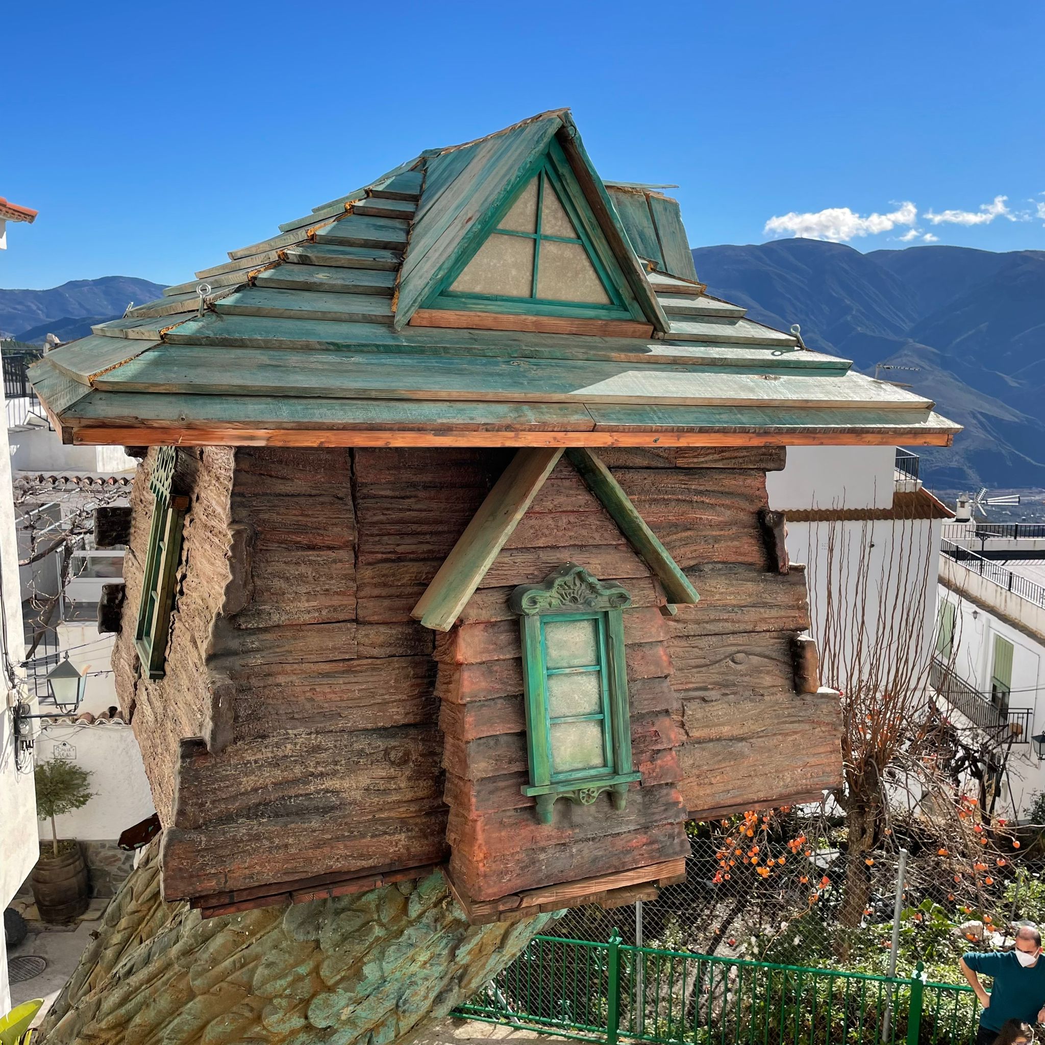 En la Alpujarra alta granadina, en pleno Parque Natural y Nacional en la cara sur de Sierra Nevada, se esconde este pequeño pueblo blanco con una larga tradición ligada a la brujería 