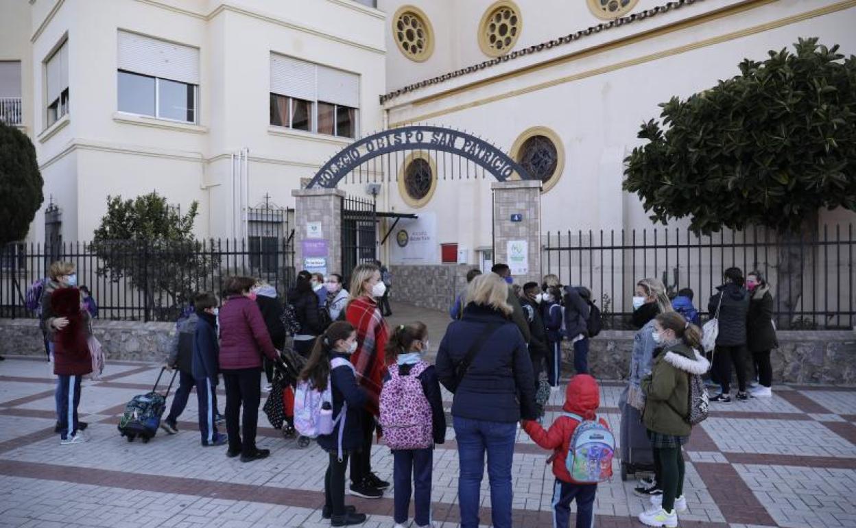 Madres y escolares, a las puertas de un colegio de la capital este pasado lunes, primer día de clase tras las vacaciones de Navidad. 