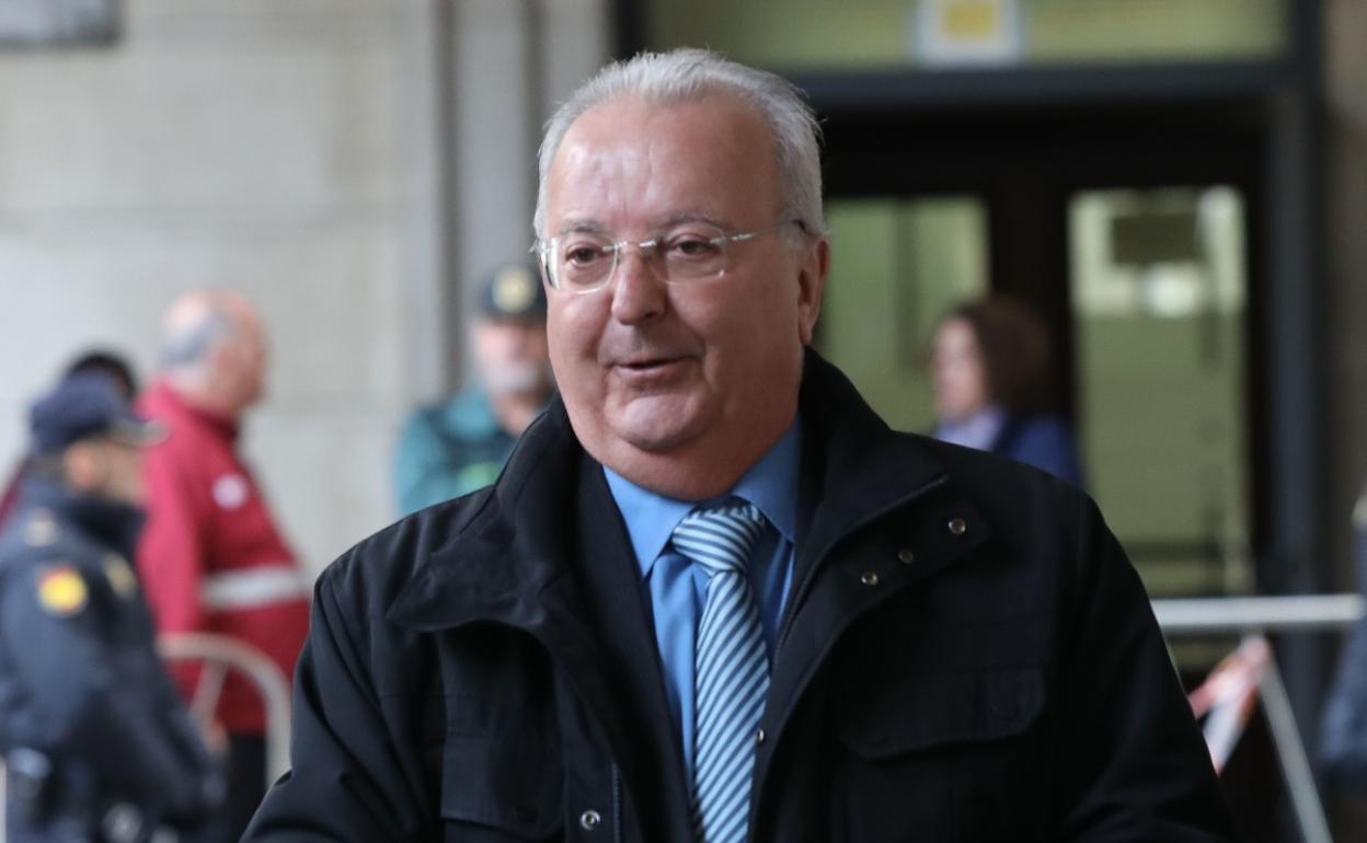 El exconsejero de Empleo de la Junta de Andalucía Antonio Fernández llegando a la Audiciencia Provincial en 2019. 
