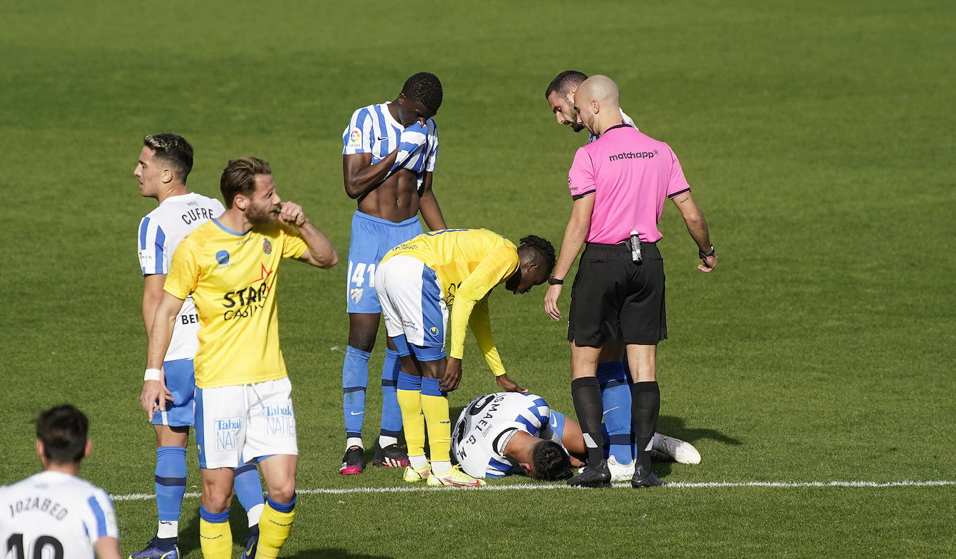 Aprovechando el parón de la competición, el conjunto blanquiazul organizó un encuentro de entrenamiento en La Rosaleda donde sólo pudieron asistir medios gráficos en los primeros minutos del choque. Tiempo insuficiente para sacar conclusiones, aunque válido para comprobar que el técnico malaguista, José Alberto, aprovechó para dar minutos a los que menos protagonismo han tenido hasta el momento (Ismael Casas, Ismael Gutiérrez, Cufré, Antoñín o Lombán) y a los jugadores que necesitan de nuevo rodaje por haber estado lesionados recientemente (caso de Jozabed o Sekou) o haberse incorporado hace poco como los nuevos fichajes Febas y Vadillo.