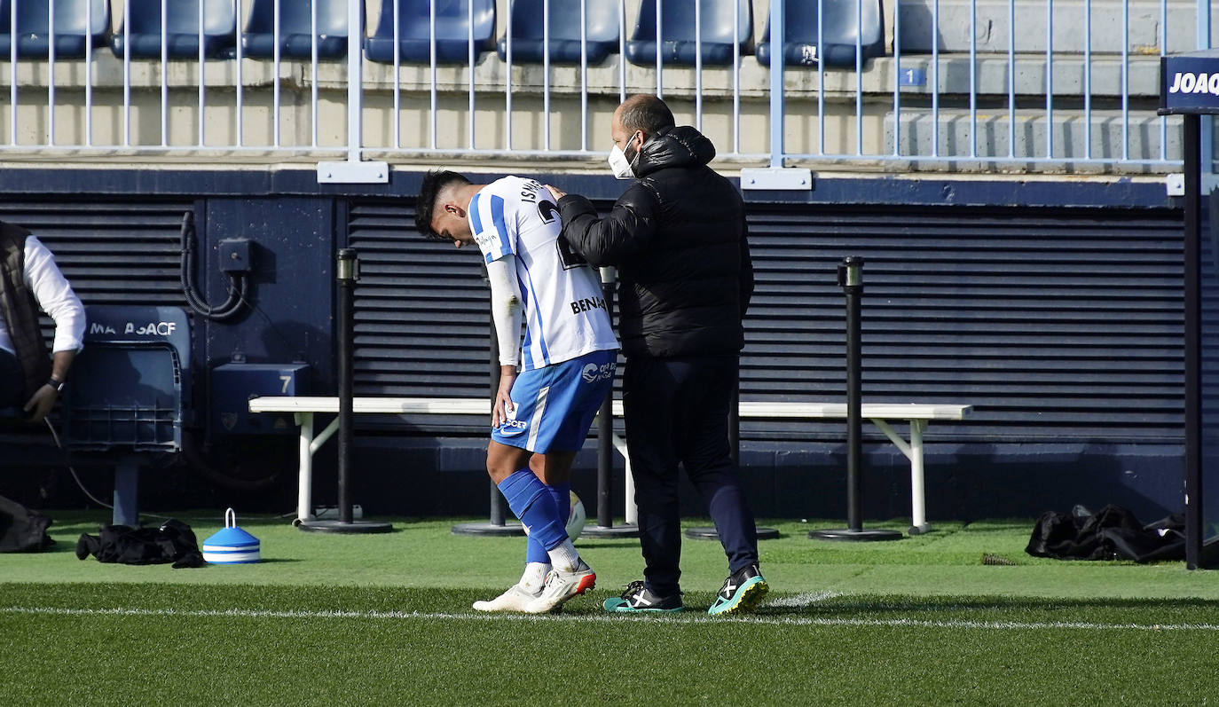 Aprovechando el parón de la competición, el conjunto blanquiazul organizó un encuentro de entrenamiento en La Rosaleda donde sólo pudieron asistir medios gráficos en los primeros minutos del choque. Tiempo insuficiente para sacar conclusiones, aunque válido para comprobar que el técnico malaguista, José Alberto, aprovechó para dar minutos a los que menos protagonismo han tenido hasta el momento (Ismael Casas, Ismael Gutiérrez, Cufré, Antoñín o Lombán) y a los jugadores que necesitan de nuevo rodaje por haber estado lesionados recientemente (caso de Jozabed o Sekou) o haberse incorporado hace poco como los nuevos fichajes Febas y Vadillo.