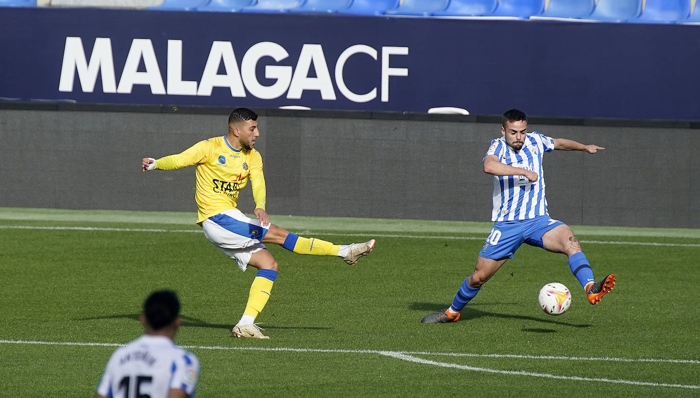 Aprovechando el parón de la competición, el conjunto blanquiazul organizó un encuentro de entrenamiento en La Rosaleda donde sólo pudieron asistir medios gráficos en los primeros minutos del choque. Tiempo insuficiente para sacar conclusiones, aunque válido para comprobar que el técnico malaguista, José Alberto, aprovechó para dar minutos a los que menos protagonismo han tenido hasta el momento (Ismael Casas, Ismael Gutiérrez, Cufré, Antoñín o Lombán) y a los jugadores que necesitan de nuevo rodaje por haber estado lesionados recientemente (caso de Jozabed o Sekou) o haberse incorporado hace poco como los nuevos fichajes Febas y Vadillo.