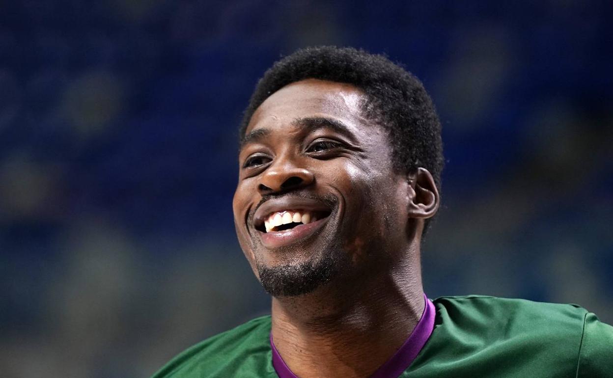 Michael Eric, sonriente, durante un calentamiento en el Palacio de los Deportes. 