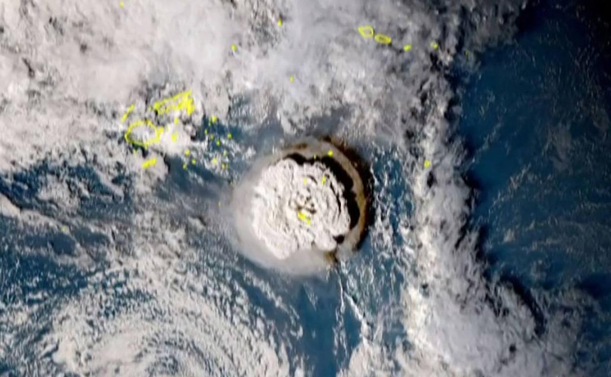 Un tsunami causado por la erupción de un volcán submarino enciende las alarmas en el sur del Pacífico