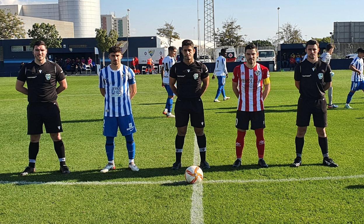 Los capitanes y el trío arbitral, antes del Malagueño-Porcuna de este domingo. 