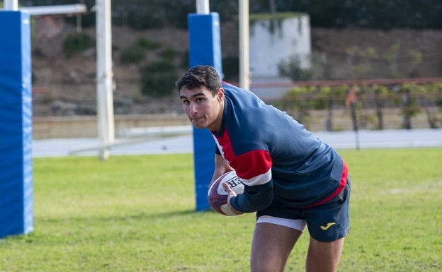 Alberto Carmona, en un entrenamiento con España en el campo de la Universidad de Málaga. 