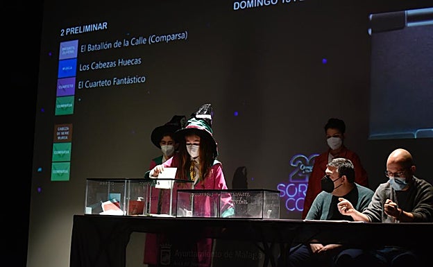 Una mano inocente saca una de las papeletas de la segunda preliminar. 