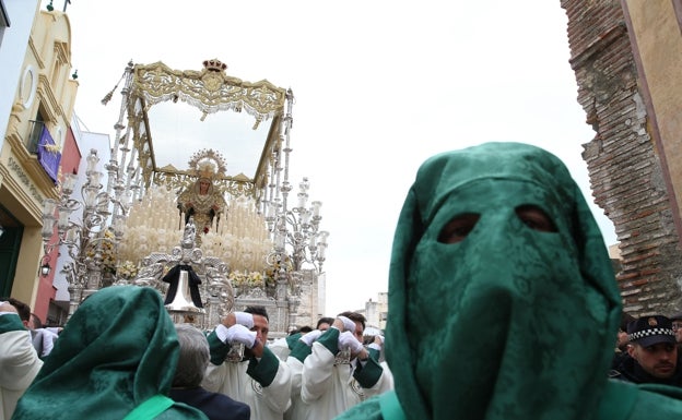 La Virgen del Amparo, en su salida procesional del Domingo de Ramos de 2019. 