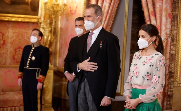 Los Reyes este lunes en el Palacio Real durante la recepción al cuerpo diplomático. 