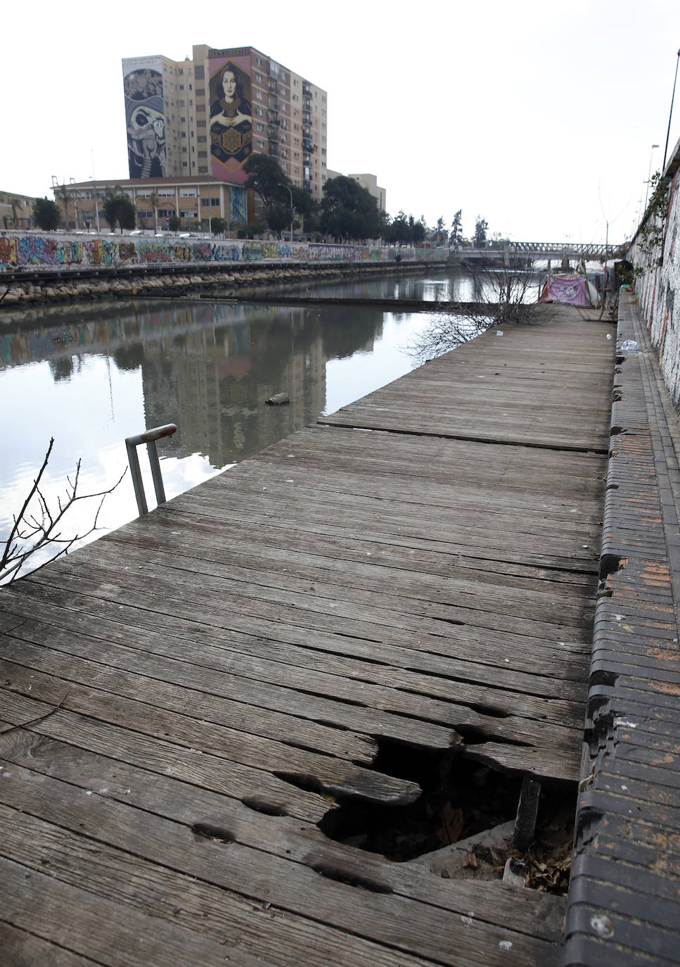 El Ayuntamiento baraja suprimir las fuentes que están en desuso y crear «un mecanismo de embellecimiento» para evitar la mala imagen que generan los grafitis