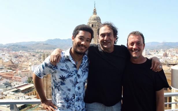 Agustí Villaronga (centro), junto a Óscar Kapoya y Roger Casamajor, actores de 'El ventre del mar, ganadora en 2021. 