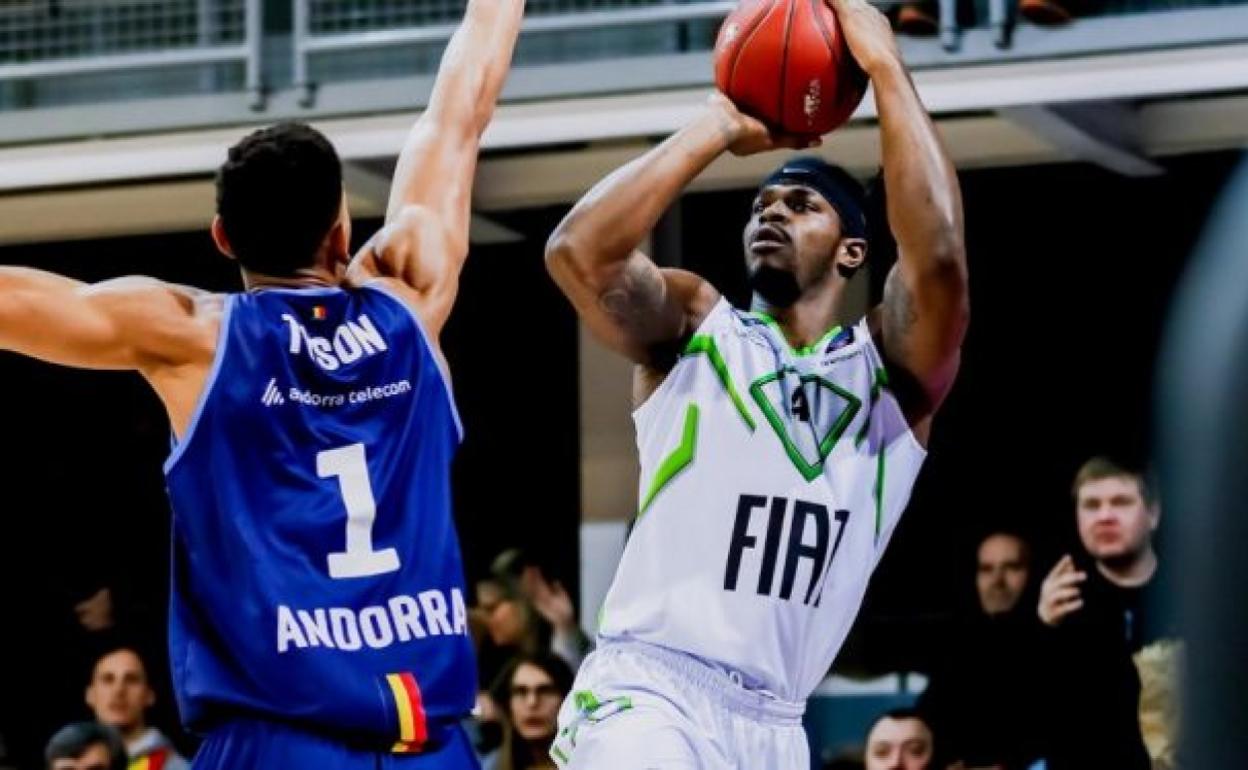 Devin Williams lanza a canasta en un partido entre el Tofas y el Andorra. 