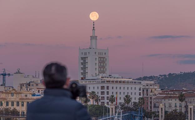 Imagen principal - La luna pasa por detrás de La Equitativa