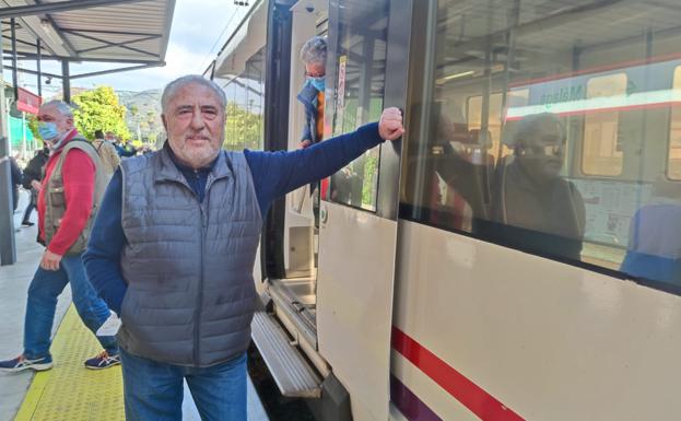 Salvador Ros fue jefe de la estación de Álora en los años 90 y, aunque se jubiló el pasado verano, sigue acudiendo a diario a la estación.