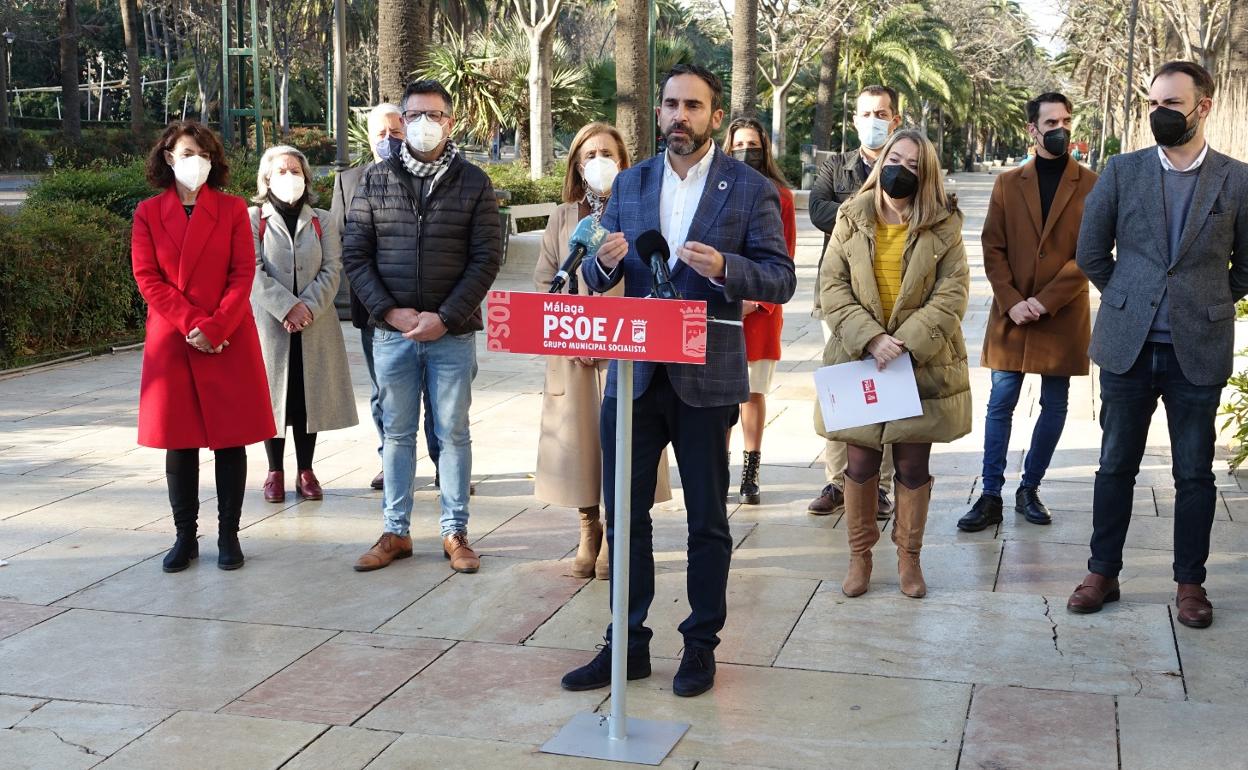 El portavoz socialista, Dani Pérez, con sus concejales a las puertas de la Casona, esta mañana. 