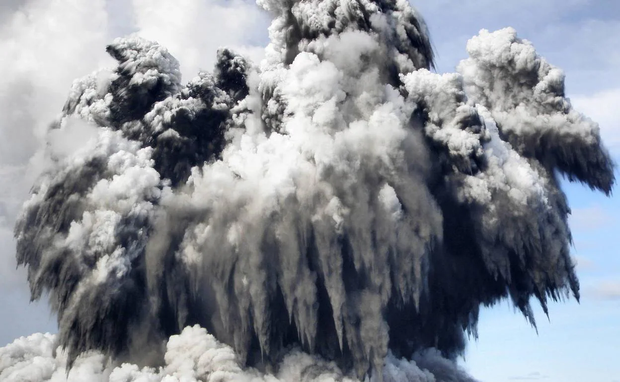 Erupción de un volcán submarino en la misma zona en 2009. 