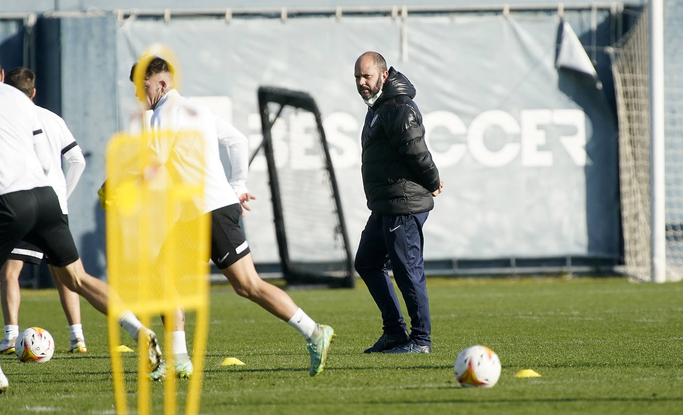 Esta semana se reanuda la Liga tras el parón de la semana pasada y la competición vuelv a La Rosaleda. El Málaga recibe al Ibiza este sábado a partir de las 21.00 horas. De cara a este partido, el equipo blanquiazul coge velocidad y aspira a poder alinear a su once de gala tras ver como sus últimos jugadores recuperados tras lesión o problemas físicos están reaccionando bien a los entrenamientos de esta semana.