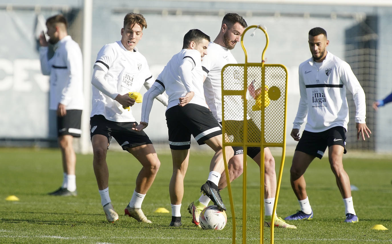 Esta semana se reanuda la Liga tras el parón de la semana pasada y la competición vuelv a La Rosaleda. El Málaga recibe al Ibiza este sábado a partir de las 21.00 horas. De cara a este partido, el equipo blanquiazul coge velocidad y aspira a poder alinear a su once de gala tras ver como sus últimos jugadores recuperados tras lesión o problemas físicos están reaccionando bien a los entrenamientos de esta semana.