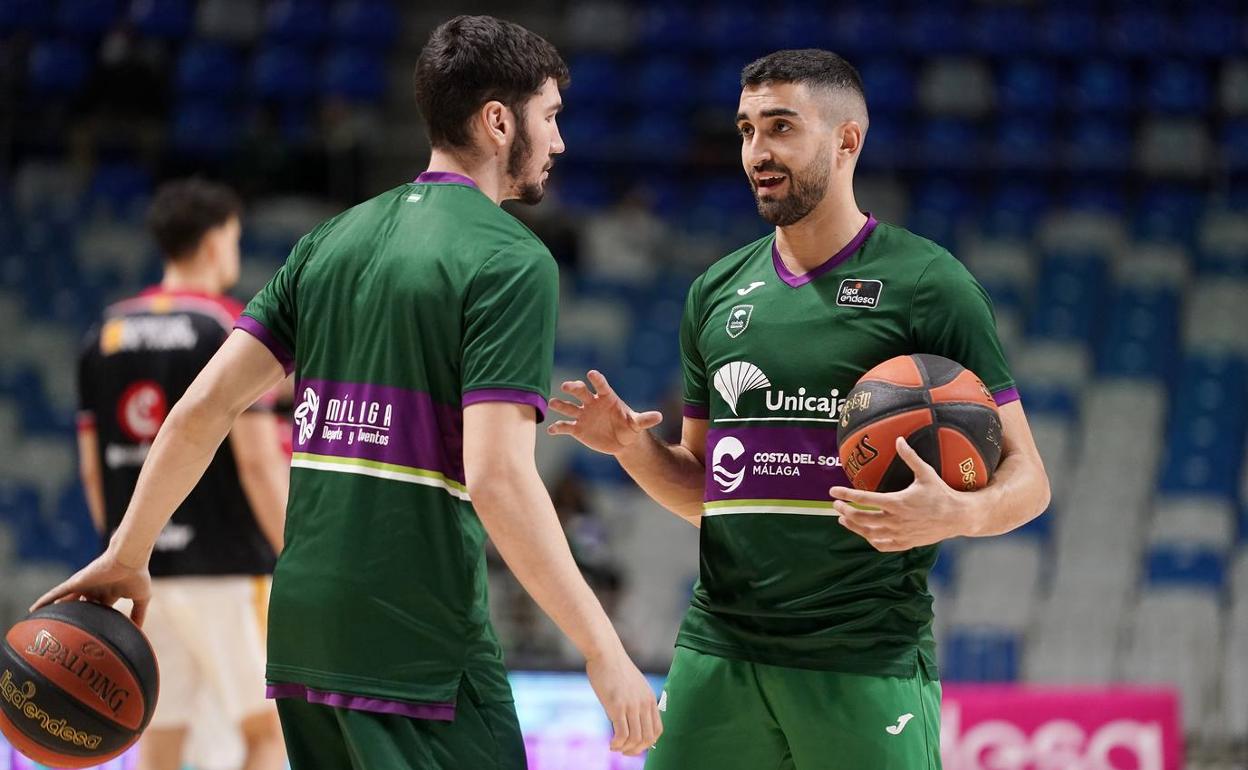 Jaime Fernández charla con Brizuela durante un calentamiento. 