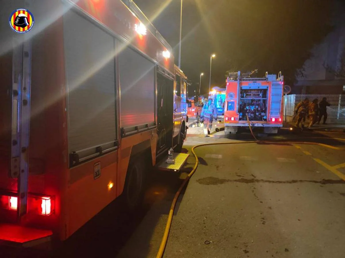 Se han movilizado seis dotaciones del Consorcio Provincial de Bomberos de Valencia y cuatro ambulancias del Servicio de Ayuda Médica Urgente.