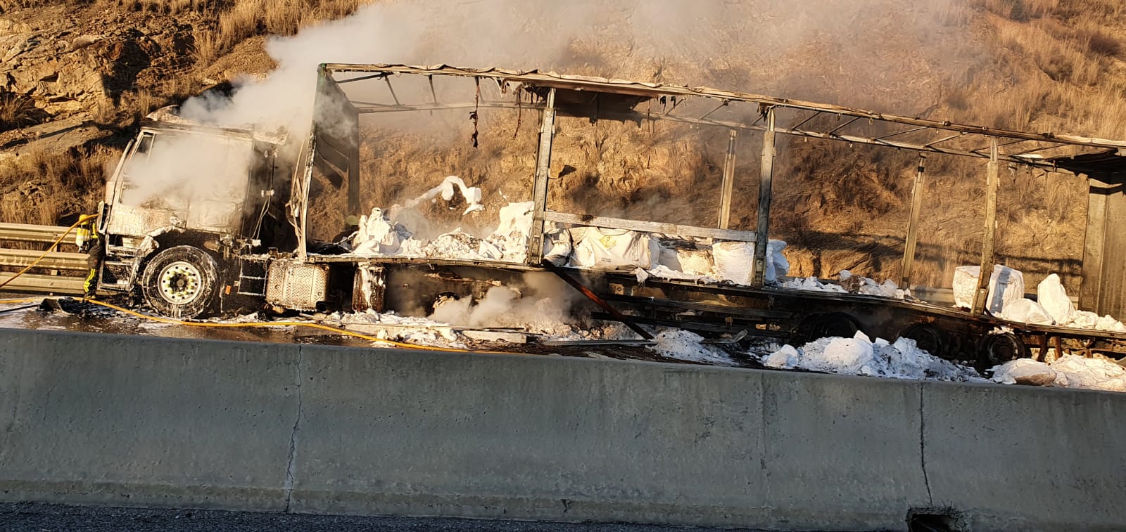 Así fue el incendio de un camión con 24 toneladas de nitrato potásico