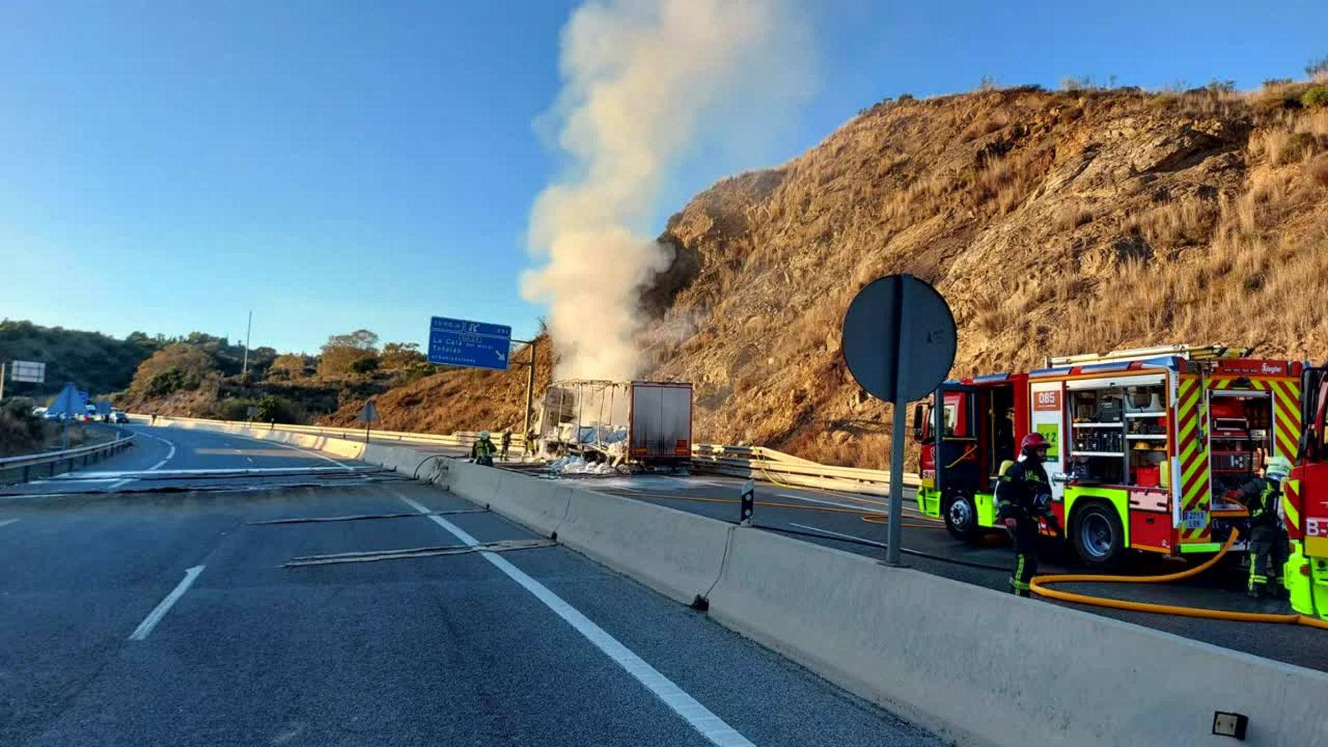 Rincón de la Victoria: El accidente de un camión con nitrato potásico obliga a cortar la autovía en ambos sentidos