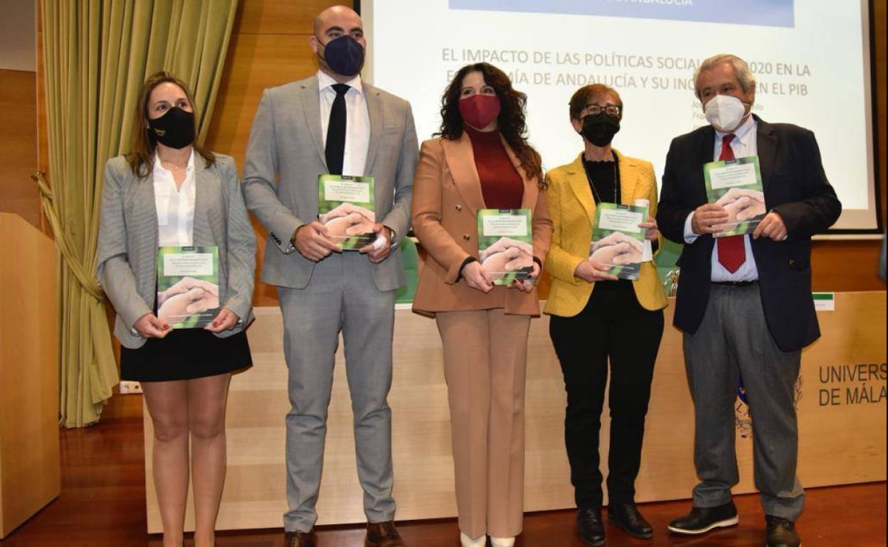 Lola Fernández, Daniel Salvatierra, Rocío Ruiz, Isabel Jiménez y Joaquín Aurioles, con el informe