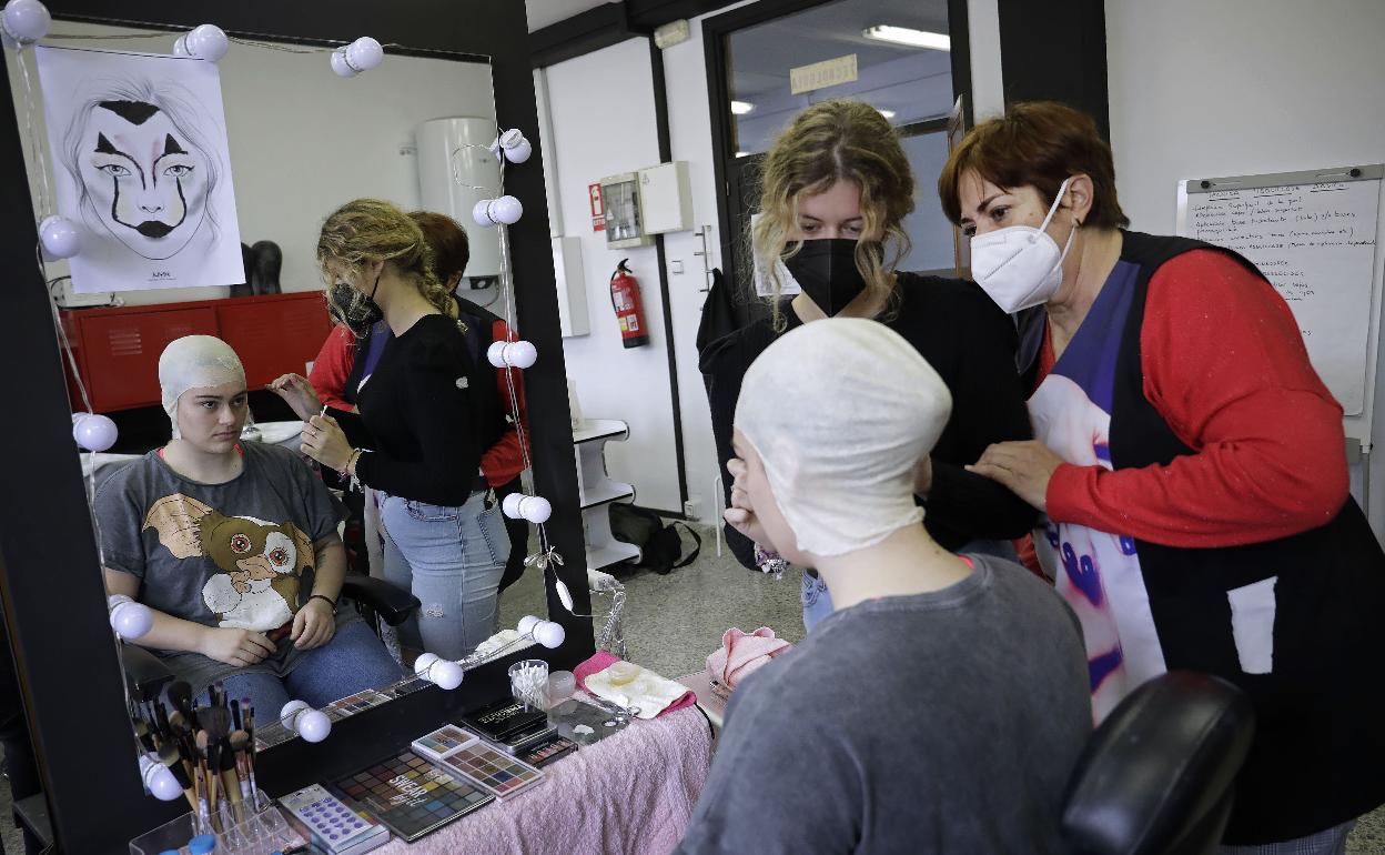 María del Carmen Calderón, profesora de Estética en el IES Profesor Isidoro Sánchez, con Ana y Nazareth, alumnas del ciclo Superior de Caracterización y Maquillaje Profesional. 