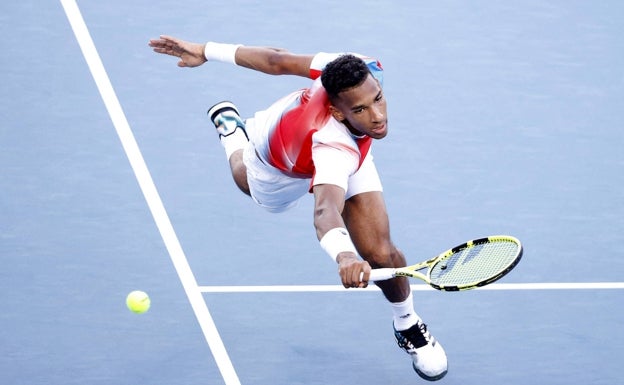 Una estirada de Felix Auger-Aliassime para llegar a una bola en el duelo de este jueves.