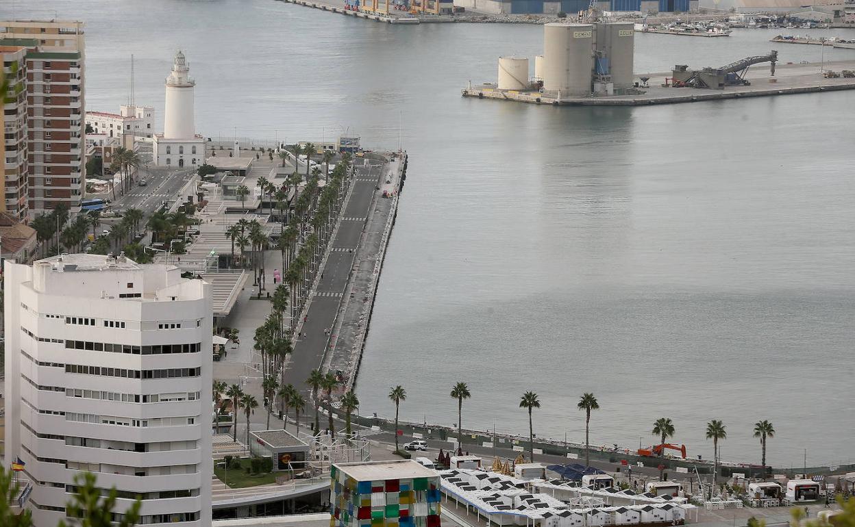 La Farola, junto a las torres de La Malagueta. 