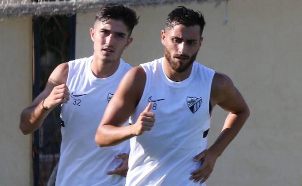 Luis Muñoz, con Julio detrás, durante un entrenamiento. 