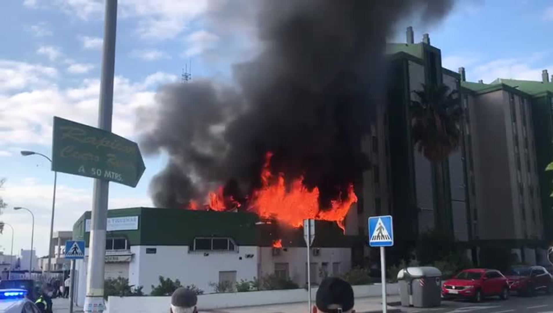 Sucesos Málaga: Bomberos se despliegan en El Palo por un gran incendio registrado en una lavandería