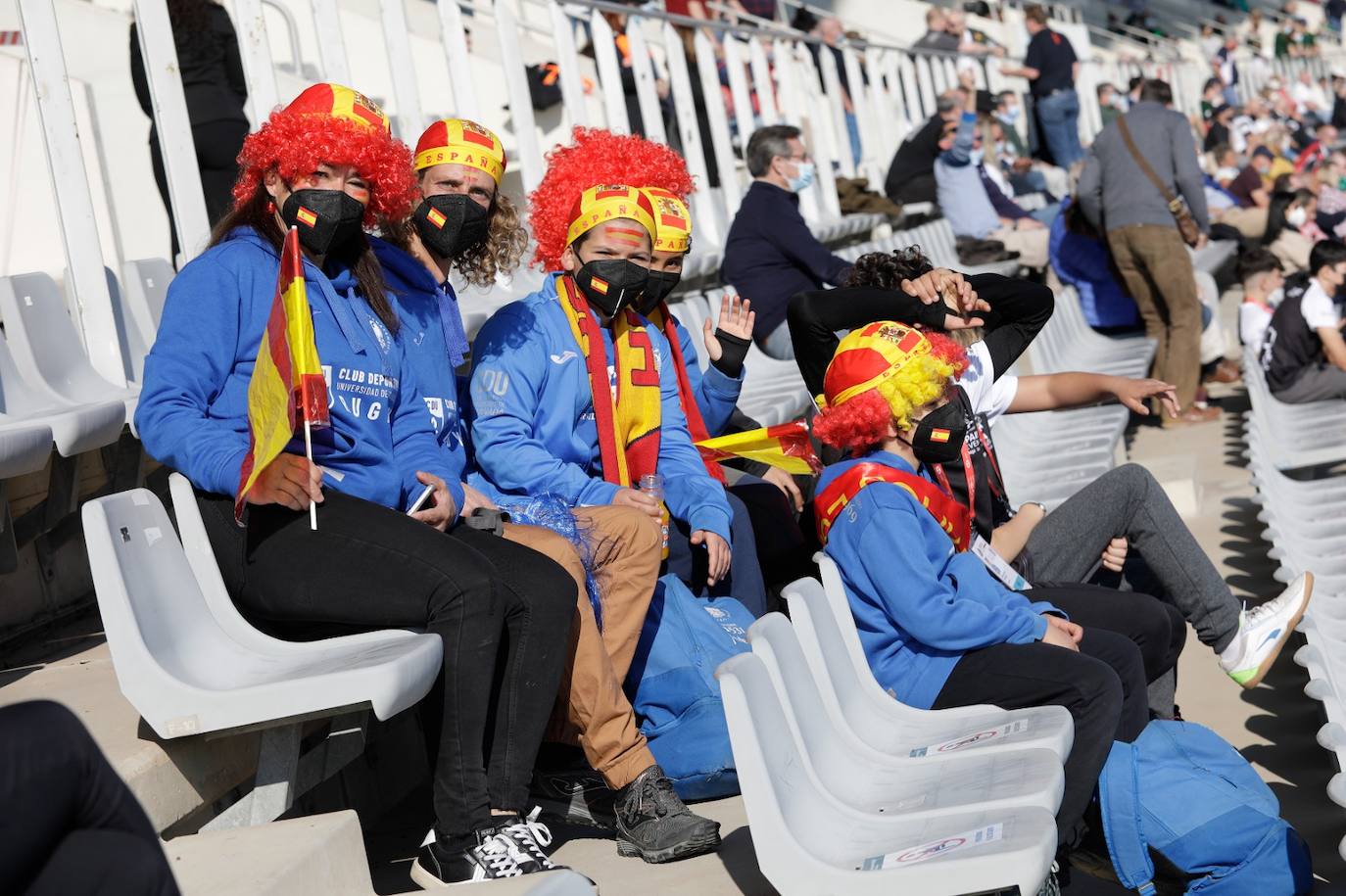 Público de todas partes del mundo en el estadio de la capital 