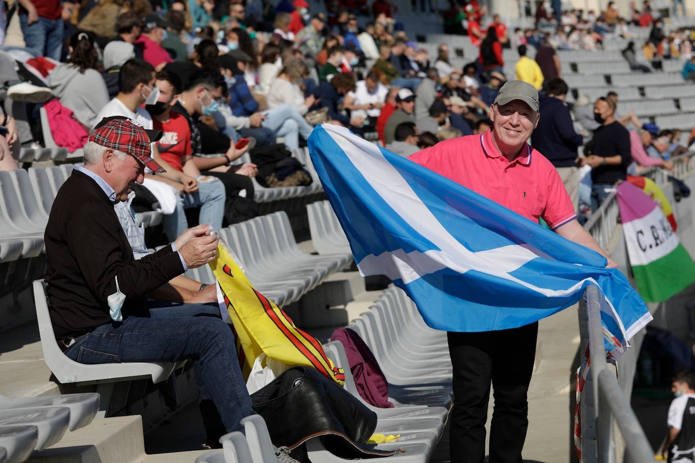 Público de todas partes del mundo en el estadio de la capital 