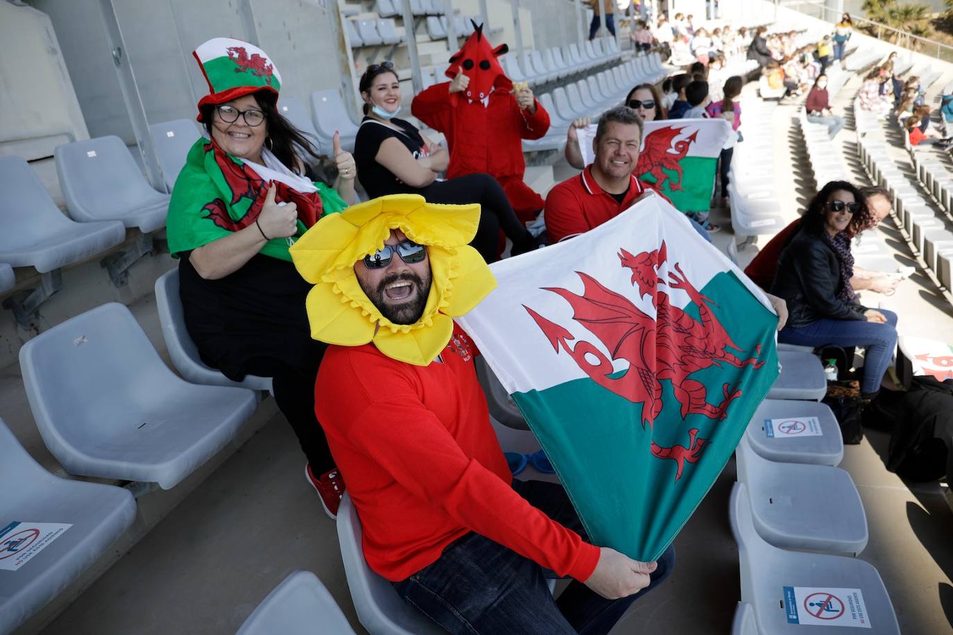 Público de todas partes del mundo en el estadio de la capital 