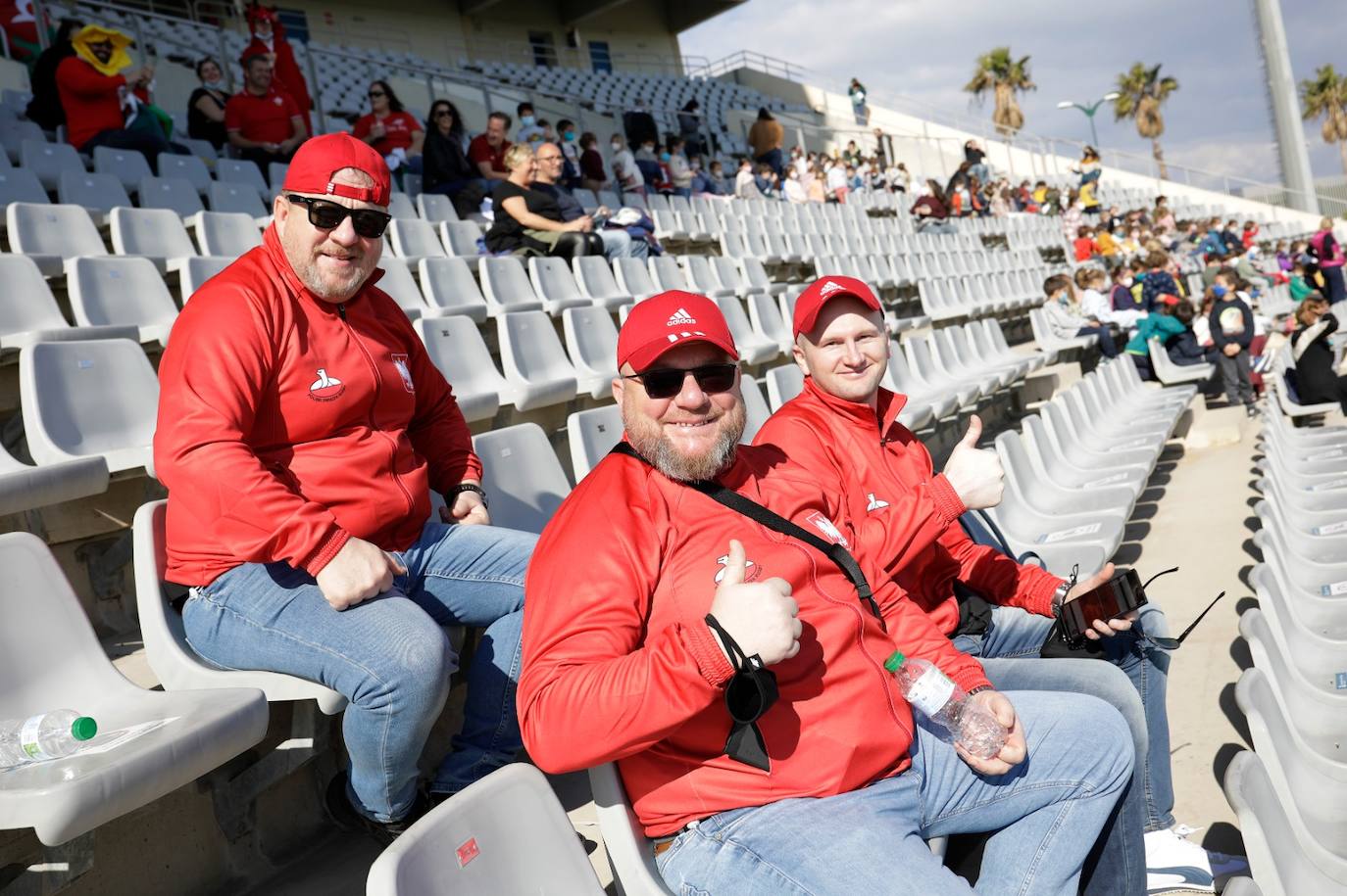 Público de todas partes del mundo en el estadio de la capital 