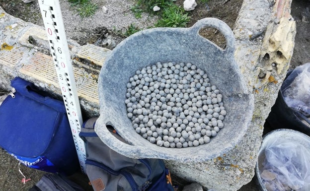 Bolas de plomo encontradas en la muralla del alcázar.PRINMA