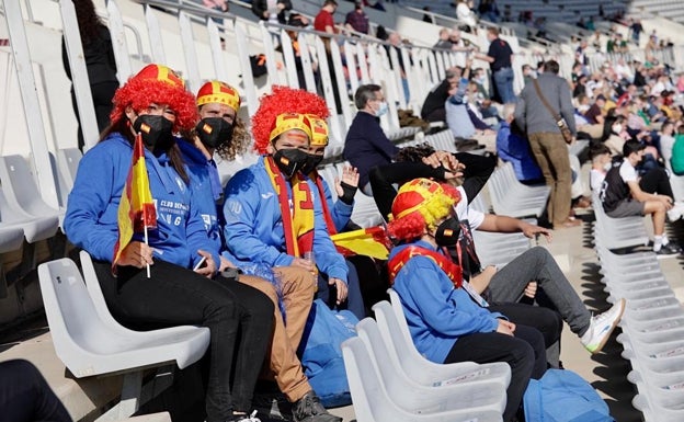 Aficionados españoles, en las gradas del estadio Ciudad de Málaga. 