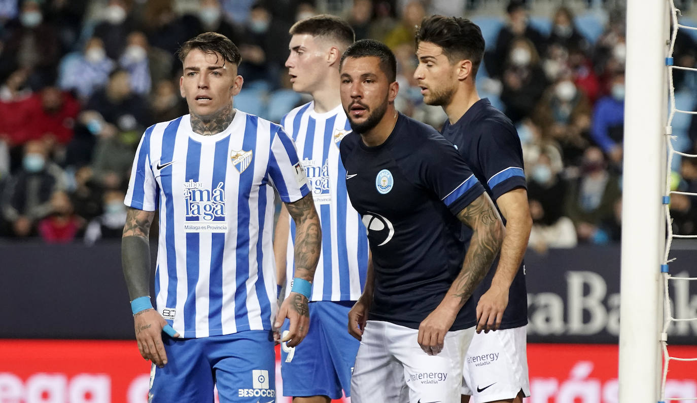 El Málaga encaja una abultada derrota ante su afición (0-5). 