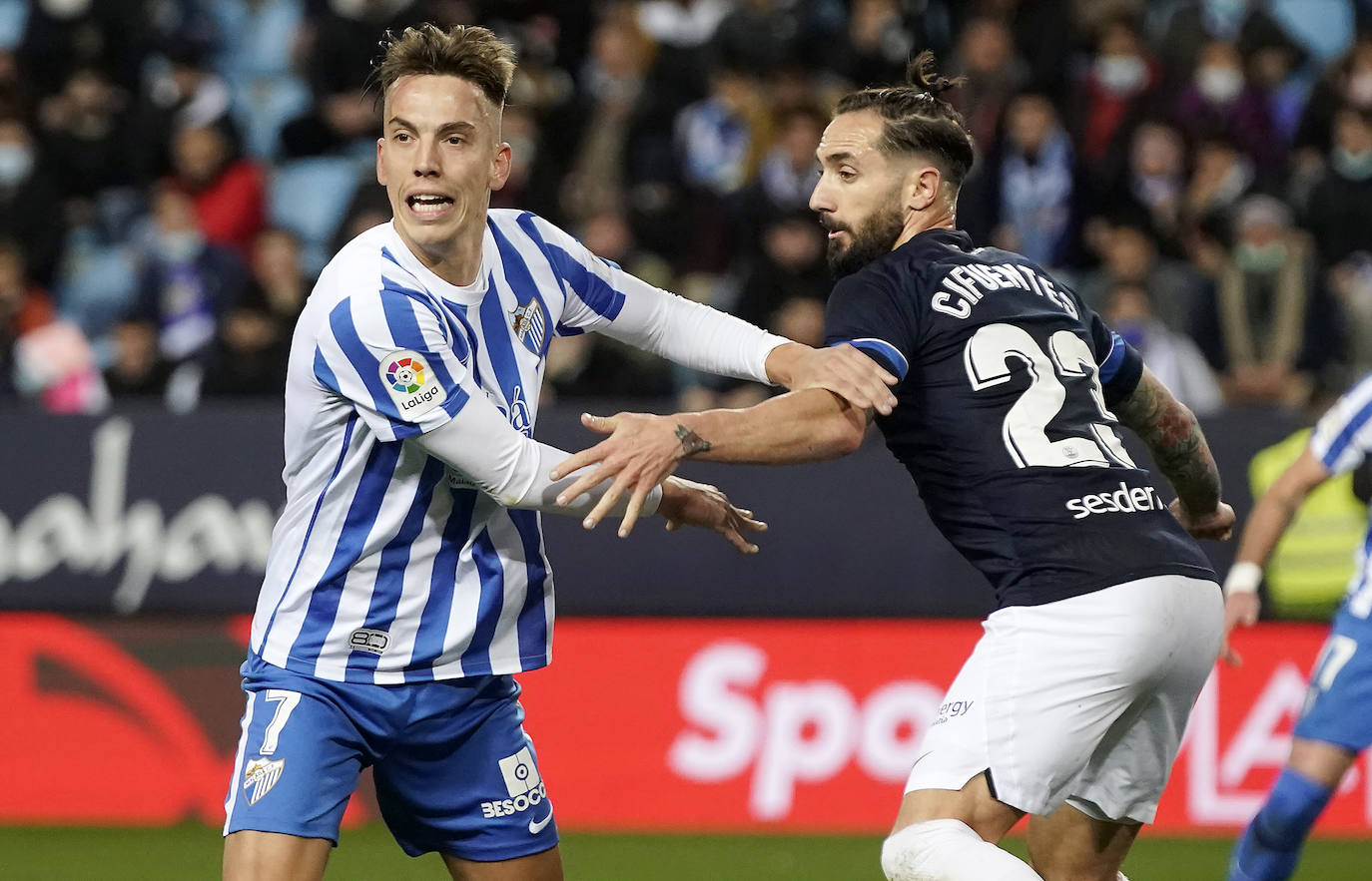 El Málaga encaja una abultada derrota ante su afición (0-5). 