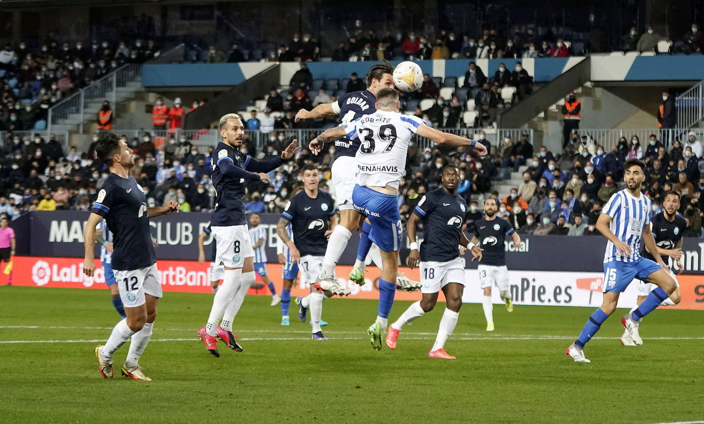 El Málaga encaja una abultada derrota ante su afición (0-5). 